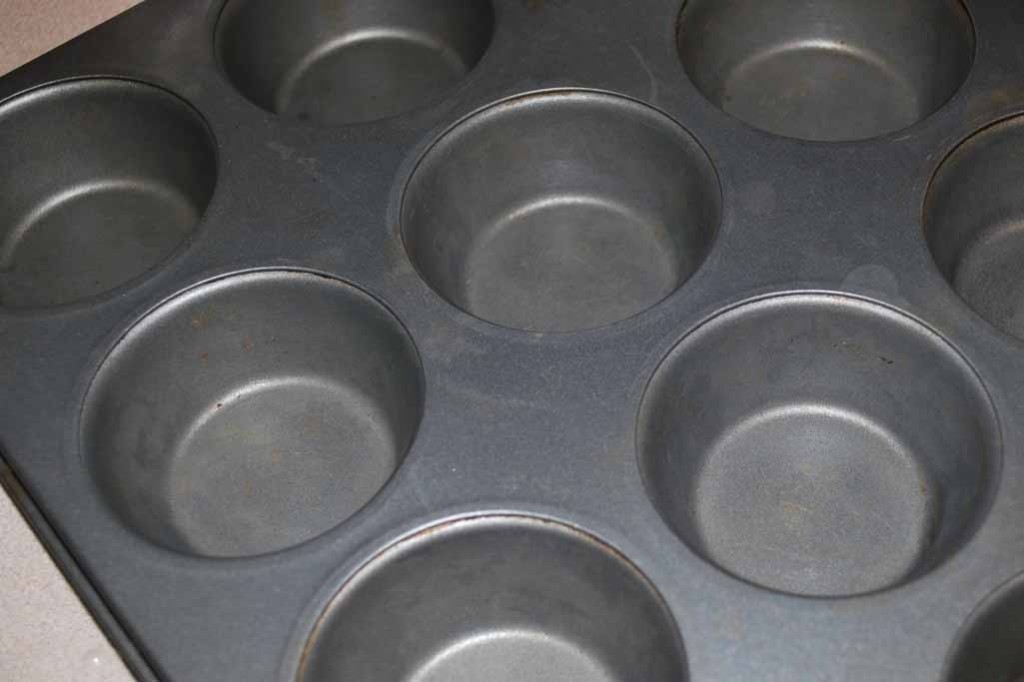 Clean muffin pan